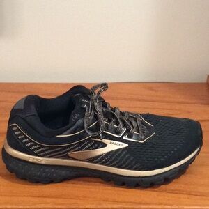 Women’s BROOKS Ghost 12 lace up shoes. Sz.6